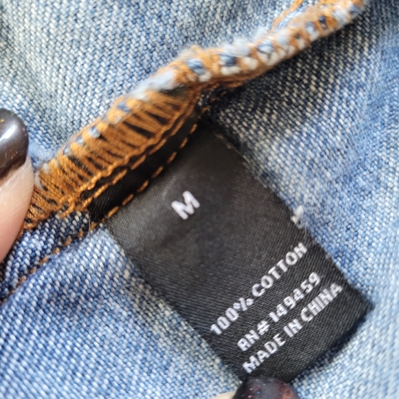 Refuge Distressed Medium Wash Trucker Denim Jean Jacket Size Women's Medium - Picture 9 of 9